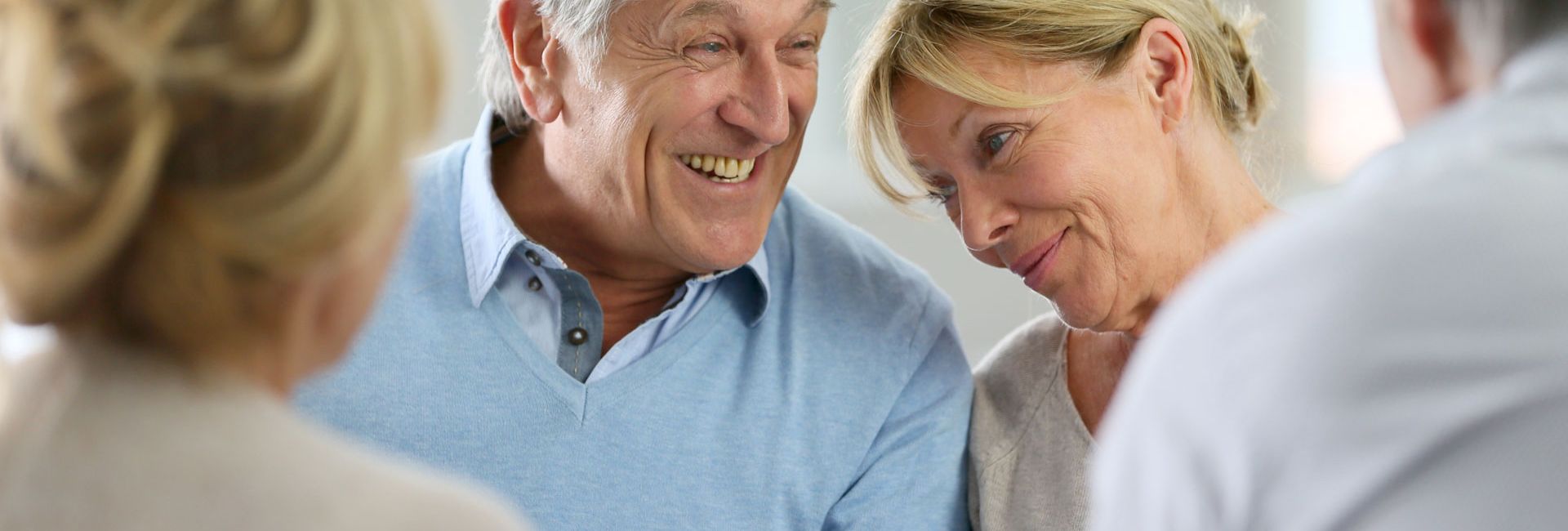 Senioren unterhalten sich, zusammen wohnen, soziale Kontakte, Freude