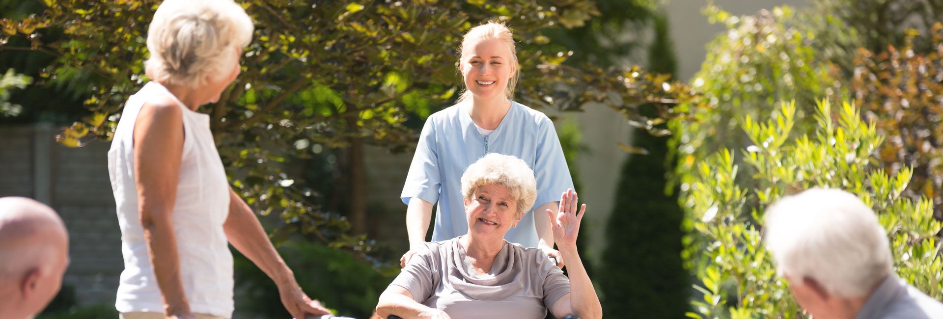 Senioren im Gemeinschaftsgarten, genießen die Natur in der Nähe Ihrer Wohnung