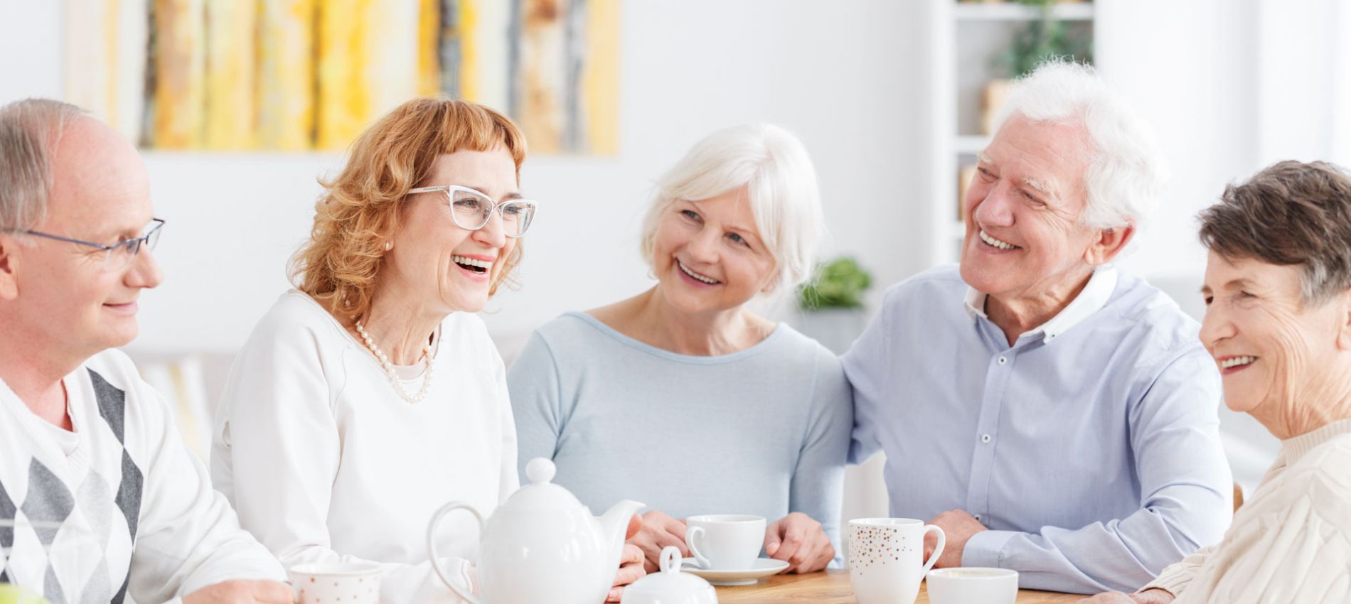 Senioren, die in Nachbarschaft wohnen und soziale Kontakte pflegen