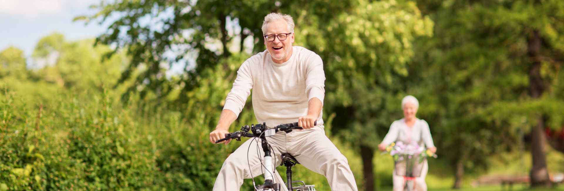 Senioren bei Freizeitaktivitäten, Radfahren, Spazierengehen - in Wohnungsnähe