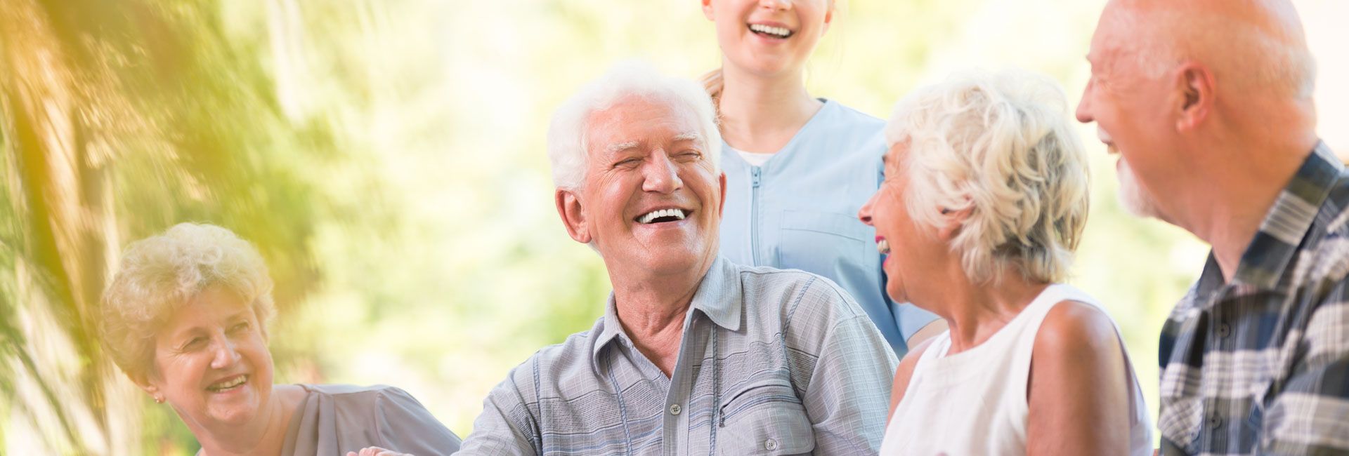 Senioren unterhalten sich und lachen zusammen, Wohnen in einer Gemeinschaft